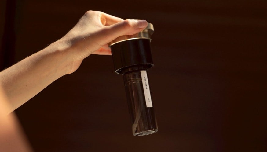 Eine Hand klickt einen ScentPod in einen Diffuser